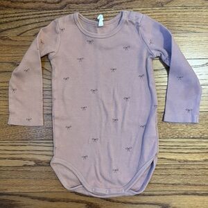 Baby girl Quincy Mae Bamboo long sleeve bow bodysuit. Size: 12-18m
